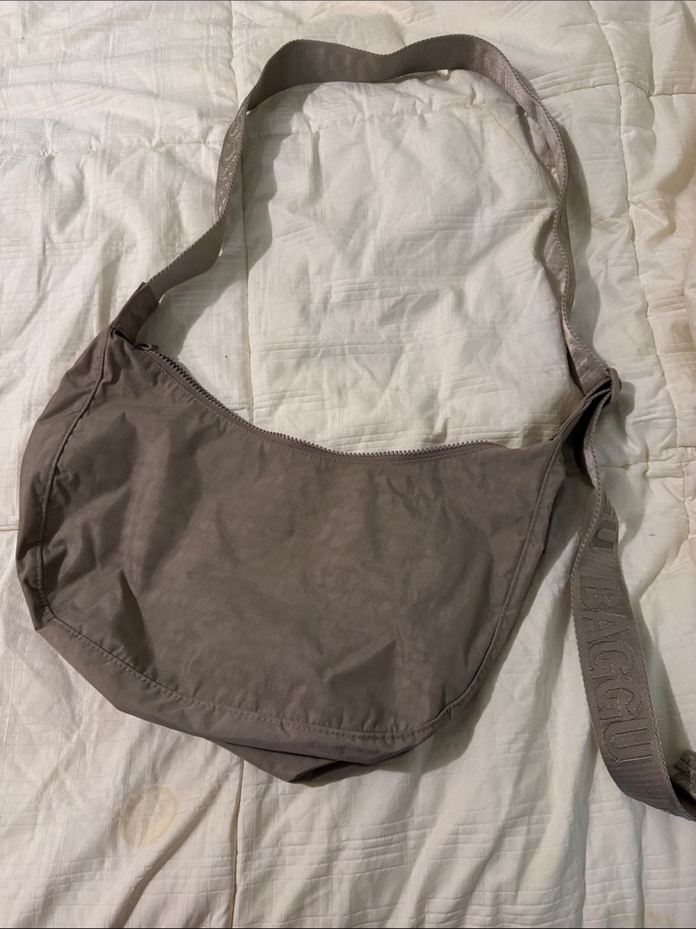 NWOT Baggu medium crescent bag in dove